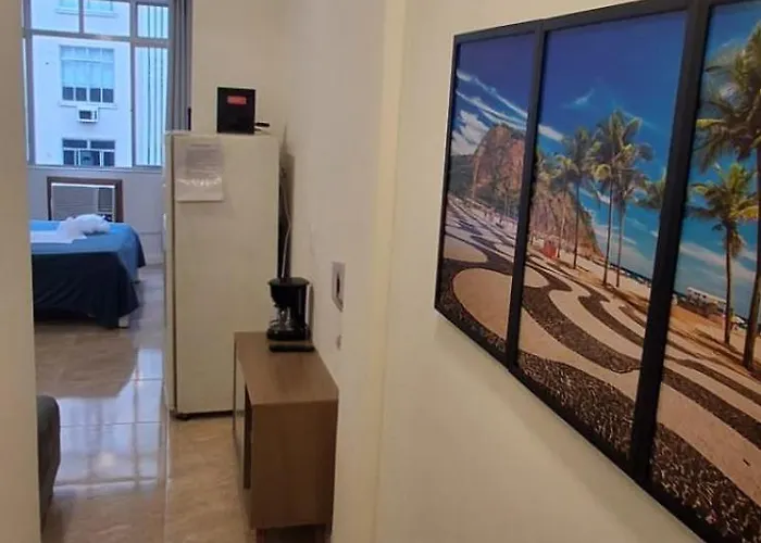 Seja Bem vindo ao seu refugio urbano na quadra da praia projetado para quem não abre mão de conforto e nosso studio une uma localização imbatível perfeito para casais em férias família e amigos que precisam de um ambiente funcional e inspirador Rio d